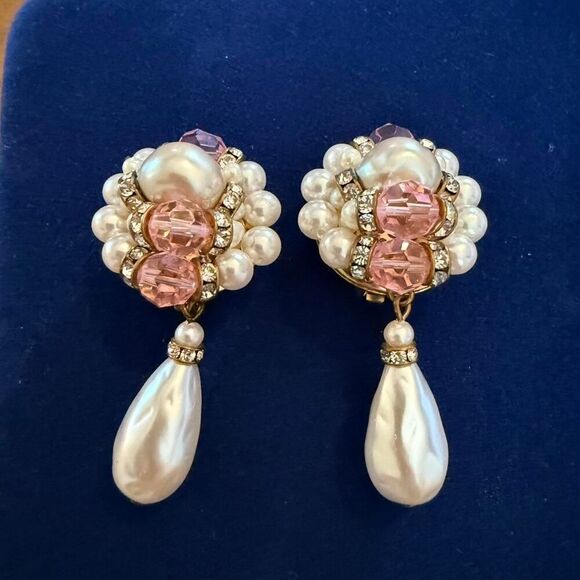 Pink and white vintage clip on earrings - Picture 2 of 3
